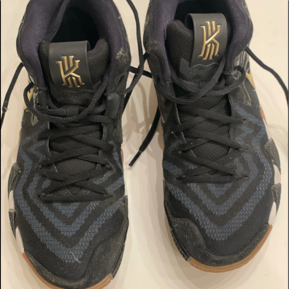 Nike men sneakers/ basketball shoes.
